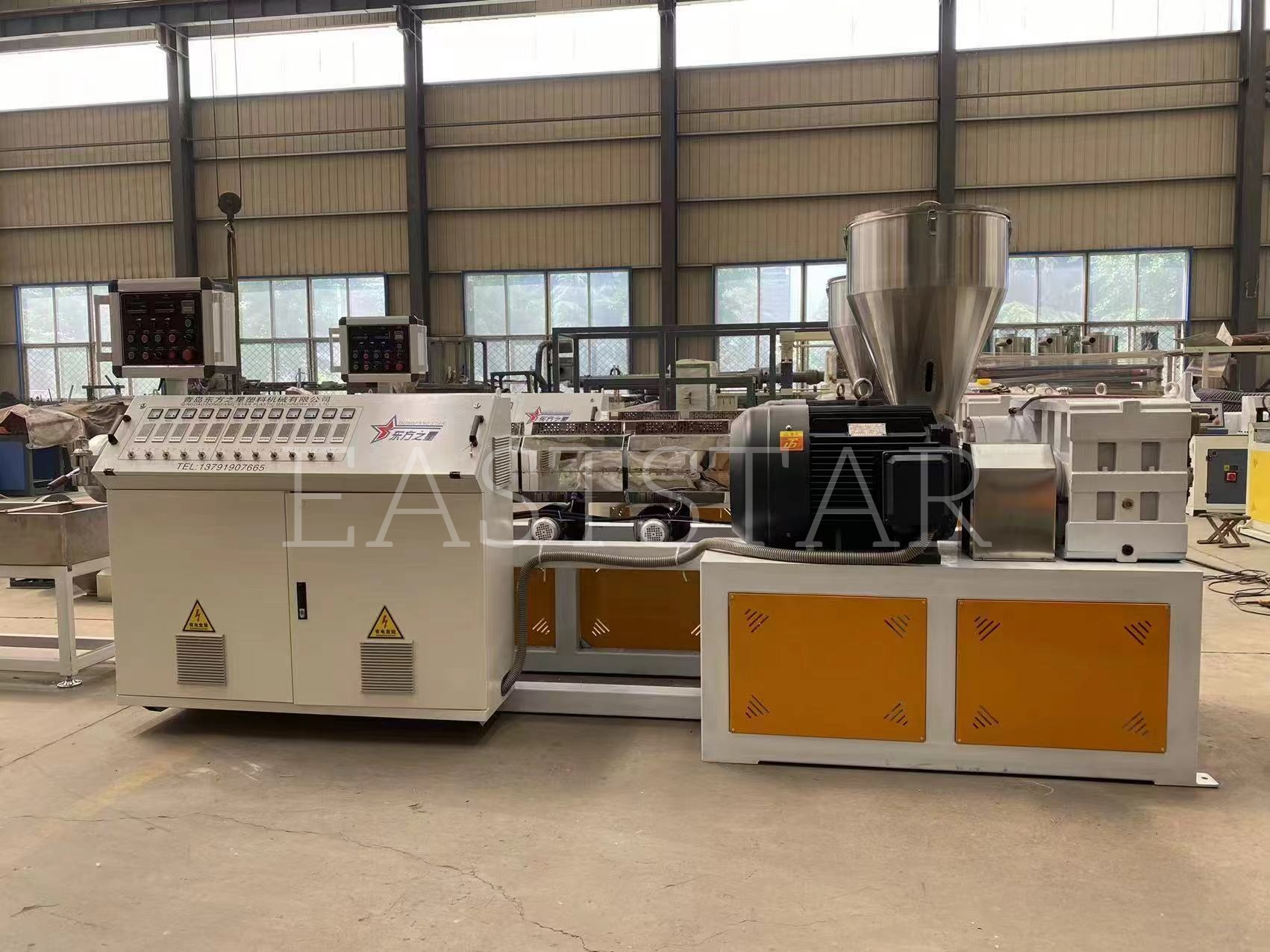 우리 기술팀은 아랍 고객을 위해 TSSK65 병렬 이축 과립기의 정밀 조립을 수행하고 있습니다.