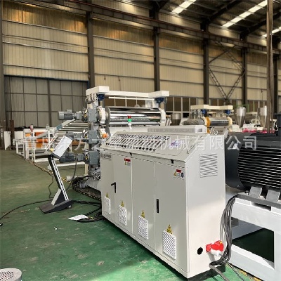 유연한 시트 제조: 전문 SPVC 유연한 시트 생산 라인으로 현대 가축 및 건축 자재 개발 지원